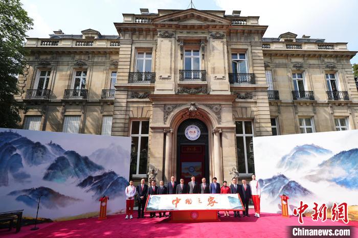 中国志愿者与华侨助力巴黎奥运 中华体育文化展