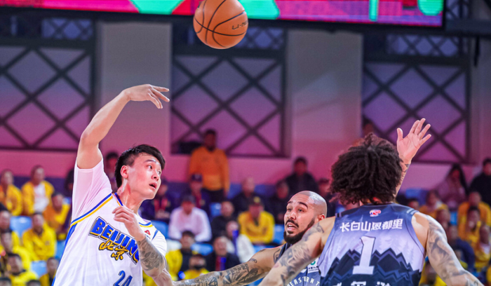 北京首钢客场爆冷负吉林 周琦关键罚球失误成败