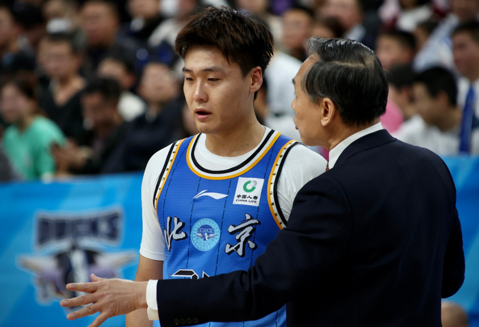 北京首钢客场爆冷负吉林 周琦关键罚球失误成败