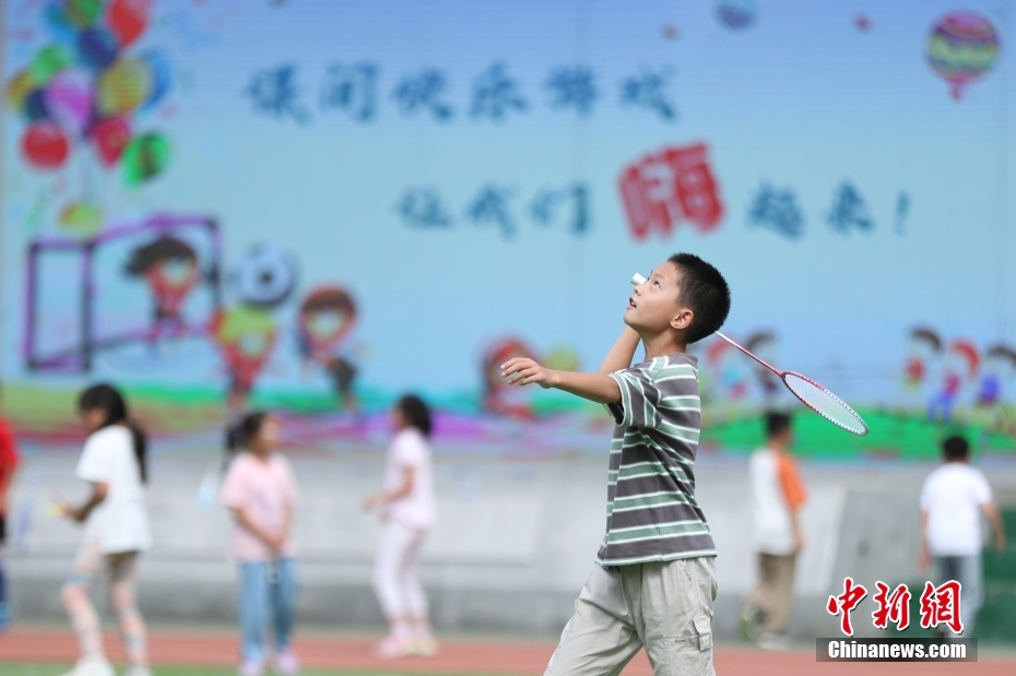 新疆体育课时调整至每日一节 两会热议体育课改