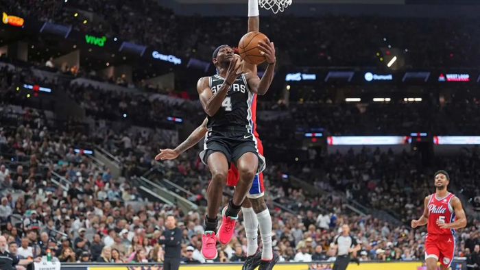 马刺三后卫协作制胜 福克斯核心地位稳固