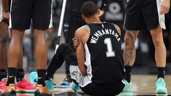 马刺三后卫协作制胜 福克斯核心地位稳固