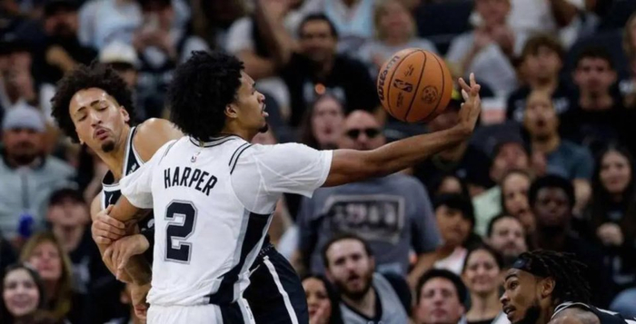 马刺三后卫协作制胜 福克斯核心地位稳固