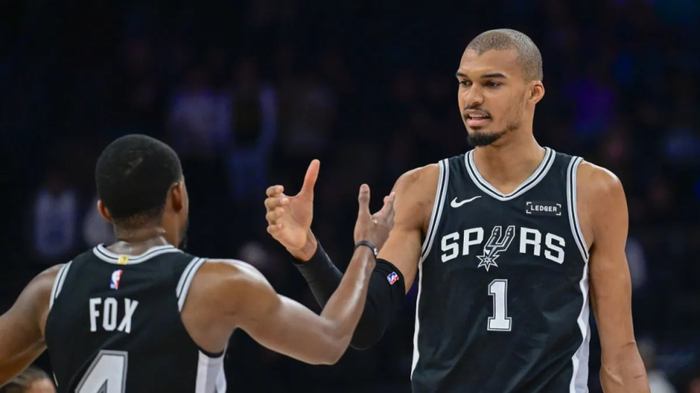 马刺三后卫协作制胜 福克斯核心地位稳固