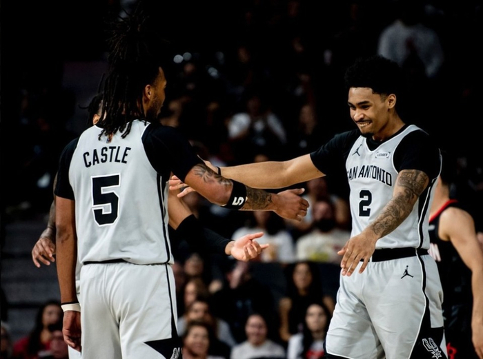 马刺三后卫协作制胜 福克斯核心地位稳固